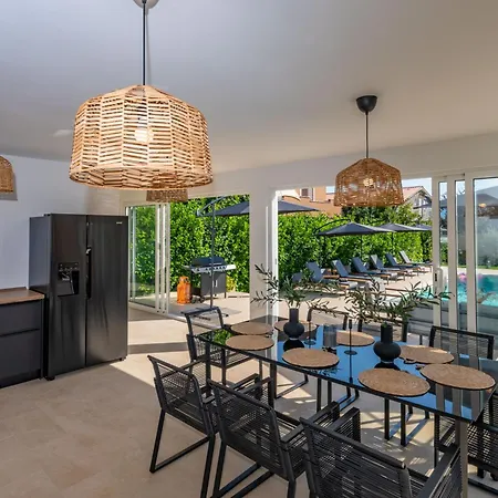Noa's Pool House, A Modern And Luxurious Near The Sea