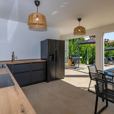 Noa's Pool House, A Modern And Luxurious Near The Sea