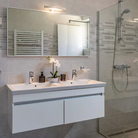 Noa's Pool House, A Modern And Luxurious Near The Sea Santalezi