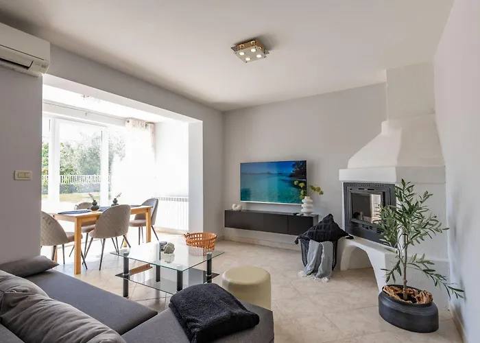 Noa's Pool House, A Modern And Luxurious Near The Sea Santalezi