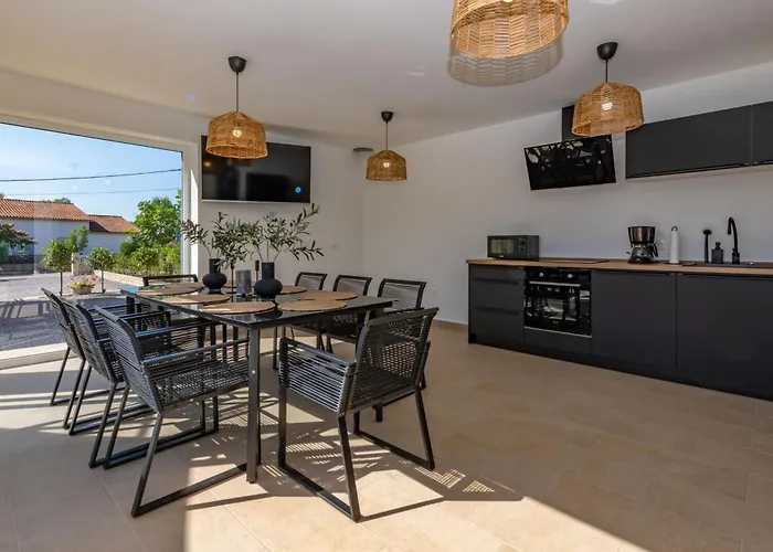 Noa's Pool House, A Modern And Luxurious Near The Sea