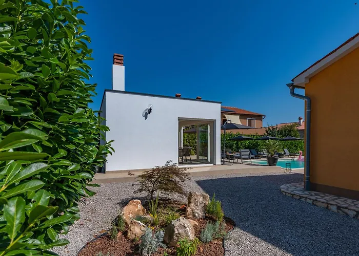 Noa's Pool House, A Modern And Luxurious Near The Sea Santalezi