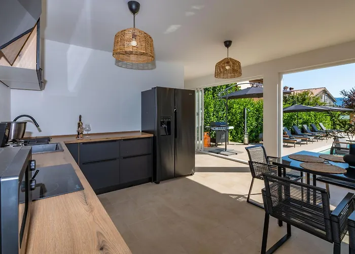 Noa's Pool House, A Modern And Luxurious Near The Sea