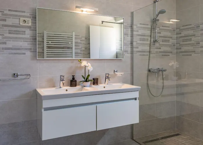 Noa's Pool House, A Modern And Luxurious Near The Sea Santalezi