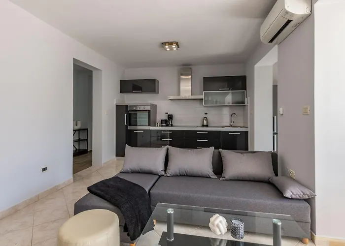 Noa's Pool House, A Modern And Luxurious Near The Sea Villa