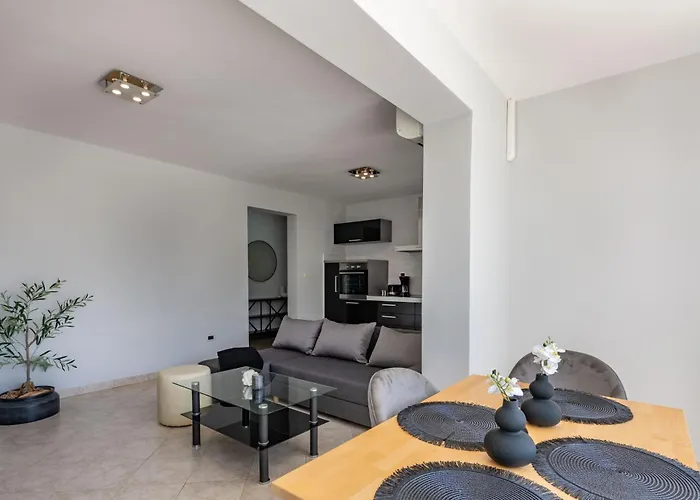 Noa's Pool House, A Modern And Luxurious Near The Sea *